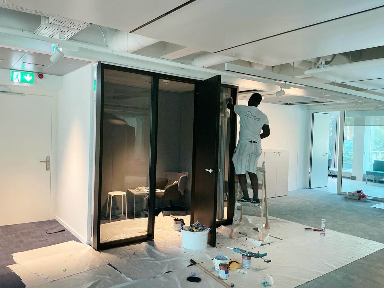 Chantier d'aménagement de bureaux d'entreprise à Lausanne par BeHome Interiors