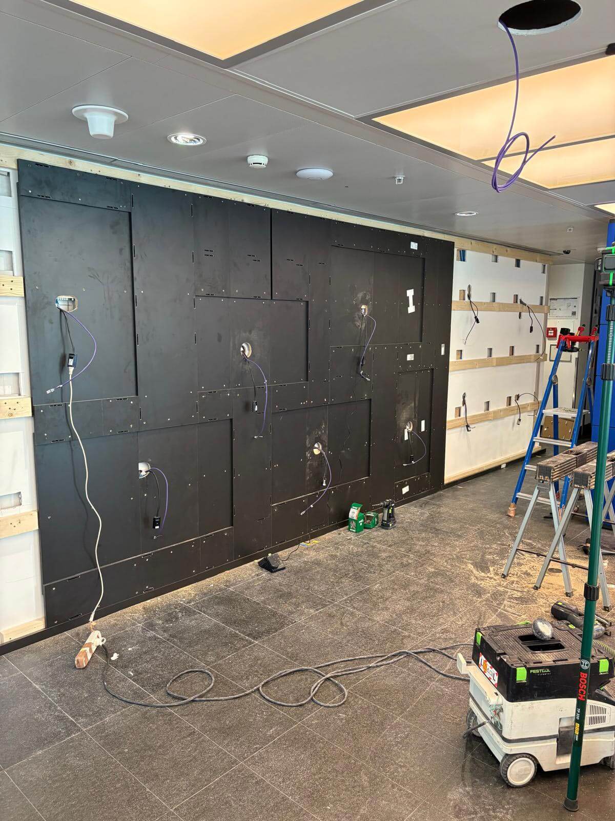 Chantier d'aménagement de bureaux d'entreprise à Lausanne par BeHome Interiors