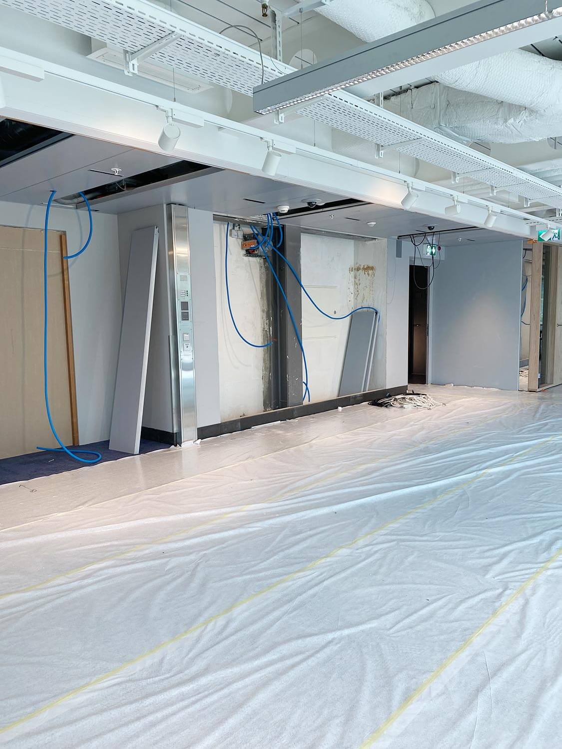 Chantier d'aménagement de bureaux d'entreprise à Lausanne par BeHome Interiors