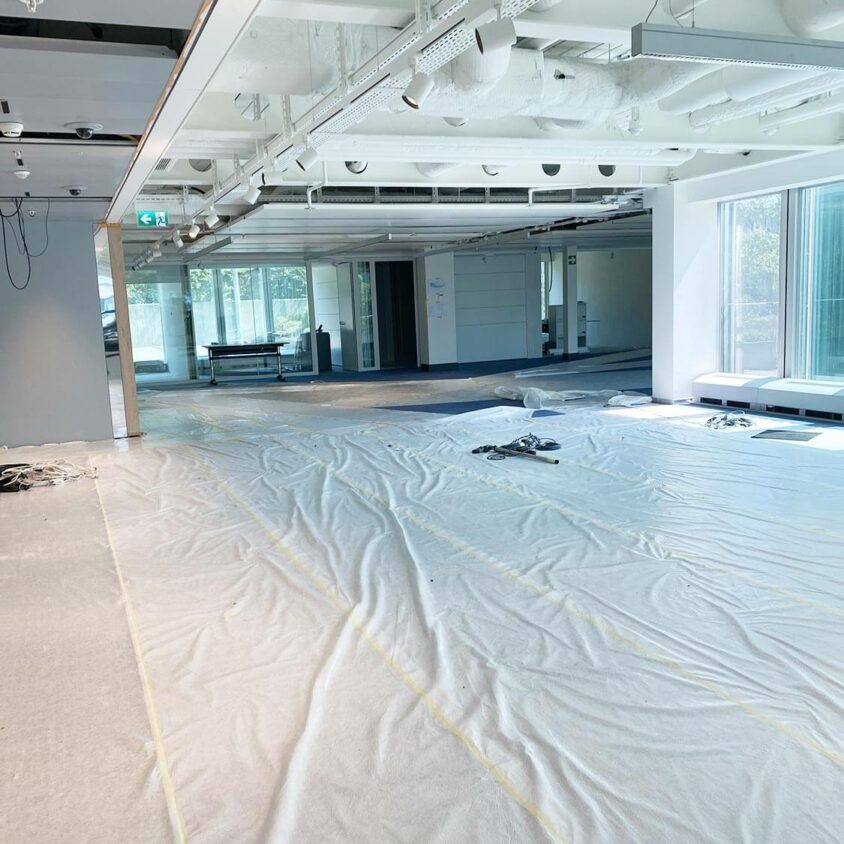 Chantier d'aménagement de bureaux d'entreprise à Lausanne par BeHome Interiors