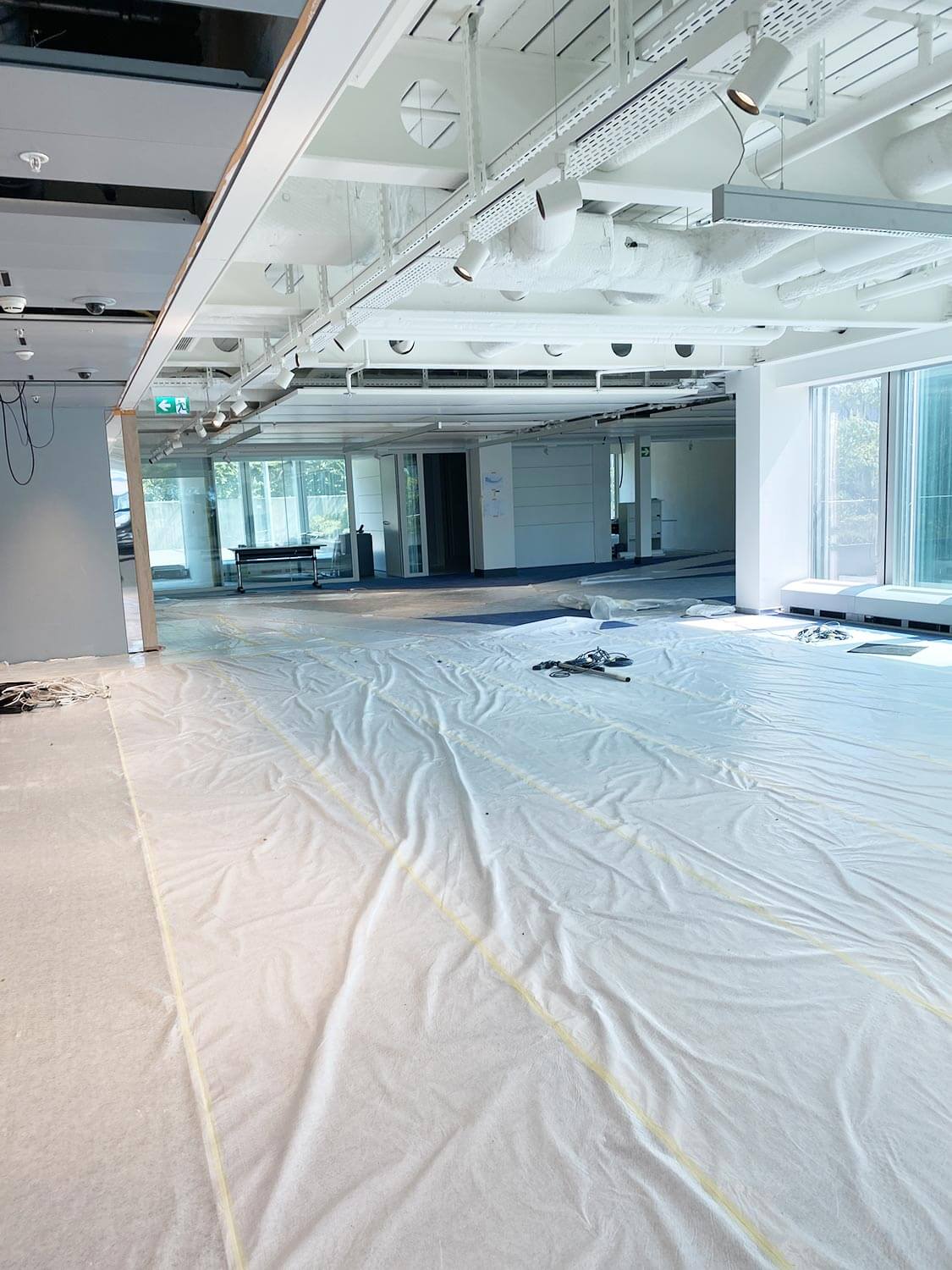 Chantier d'aménagement de bureaux d'entreprise à Lausanne par BeHome Interiors