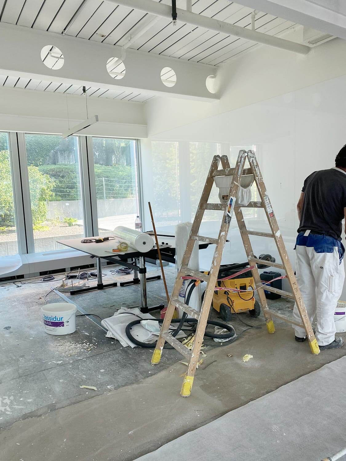 Chantier d'aménagement de bureaux d'entreprise à Lausanne par BeHome Interiors