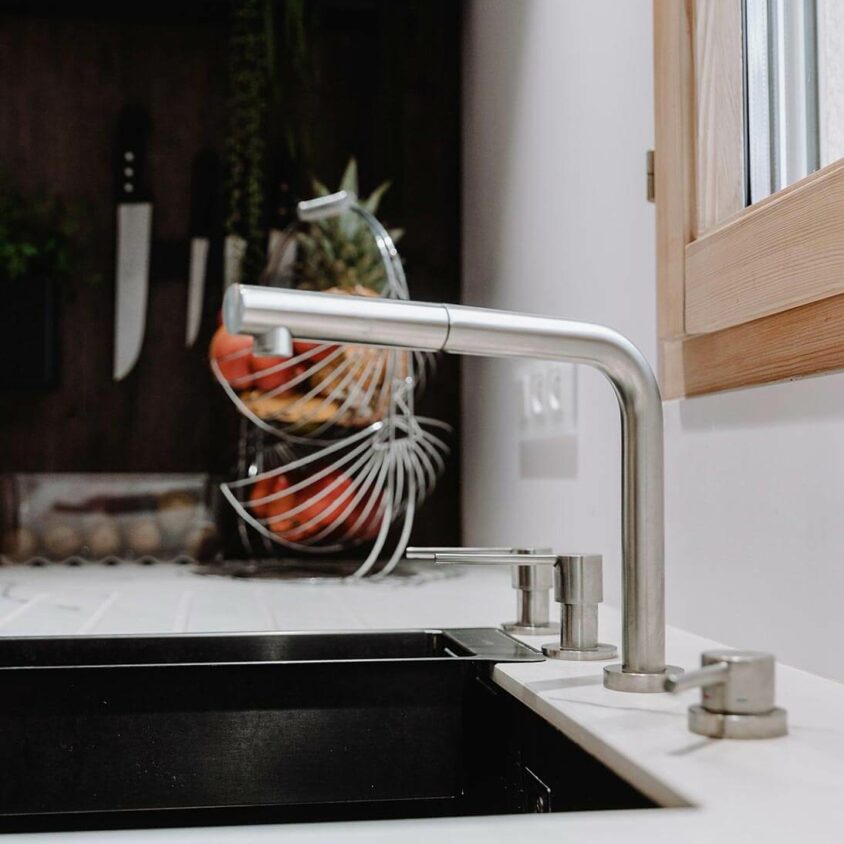 Aménagement d'intérieur global de maison à Bussigny près de Genève détail robinet cuisine