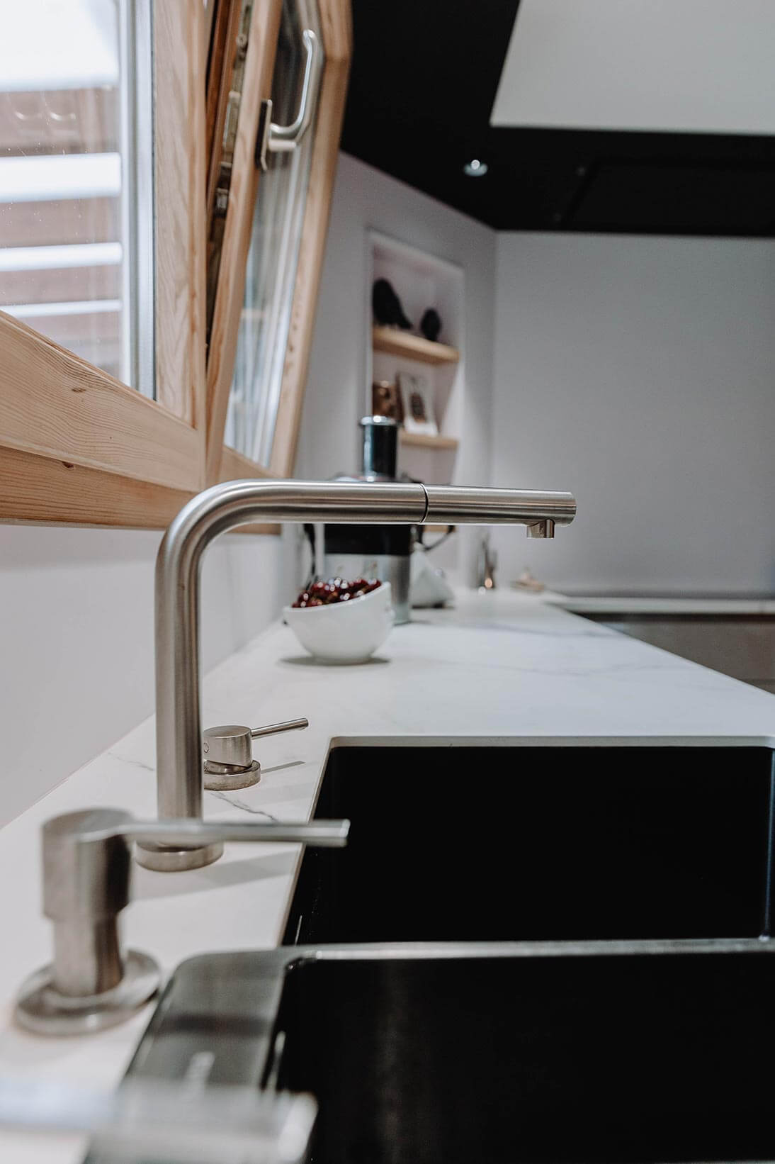 Aménagement d'intérieur global de maison à Bussigny près de Genève détail robinet cuisine