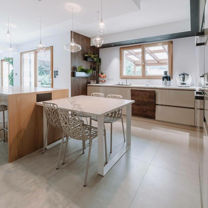 Aménagement d'intérieur global de maison à Bussigny près de Genève vue sur cuisine