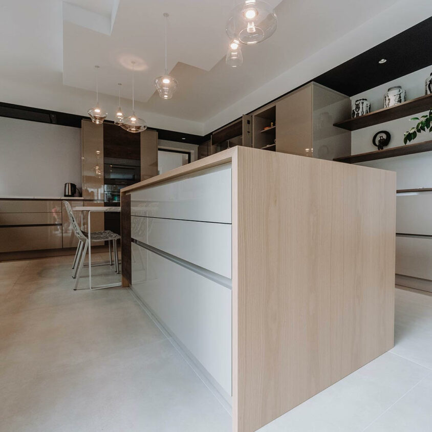 Aménagement d'intérieur global de maison à Bussigny près de Genève vue sur l'ilot de la cuisine
