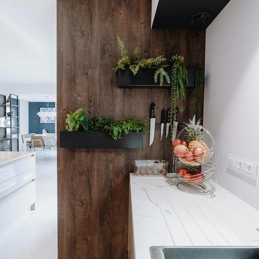 Aménagement d'intérieur global de maison à Bussigny près de Genève vue sur mur bois de la cuisine