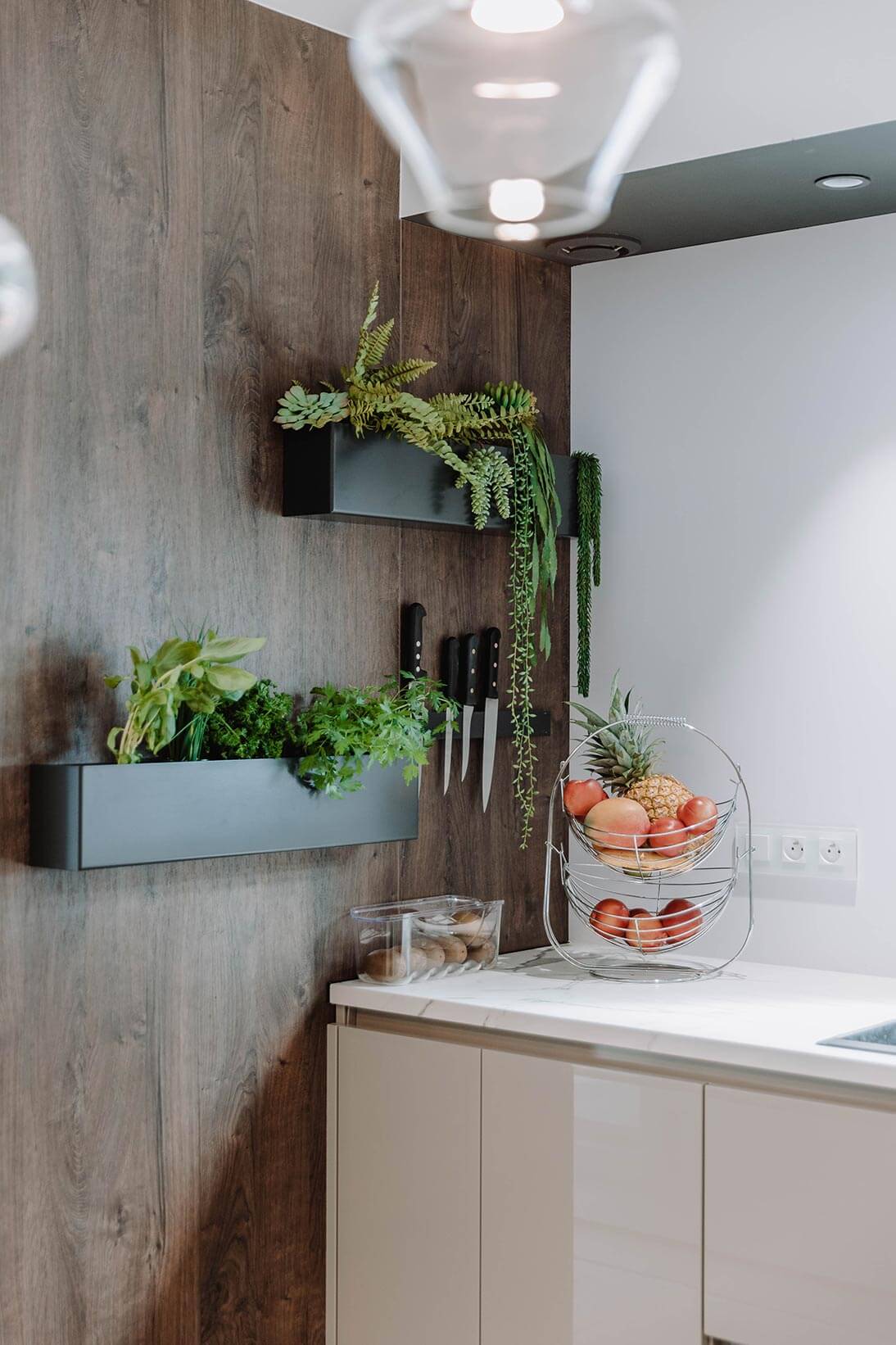 Aménagement d'intérieur global de maison à Bussigny près de Genève vue sur mur bois de la cuisine