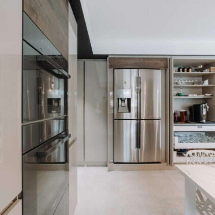 Aménagement d'intérieur global de maison à Bussigny près de Genève vue sur partie équipée de la cuisine