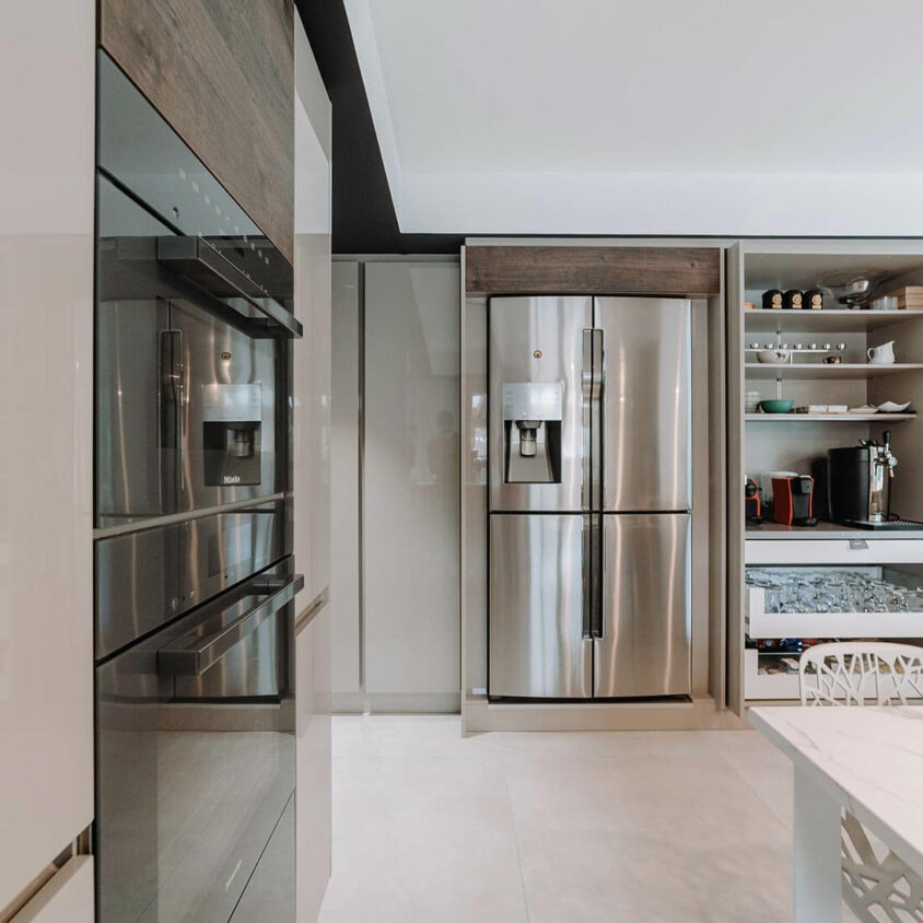 Aménagement d'intérieur global de maison à Bussigny près de Genève vue sur partie équipée de la cuisine