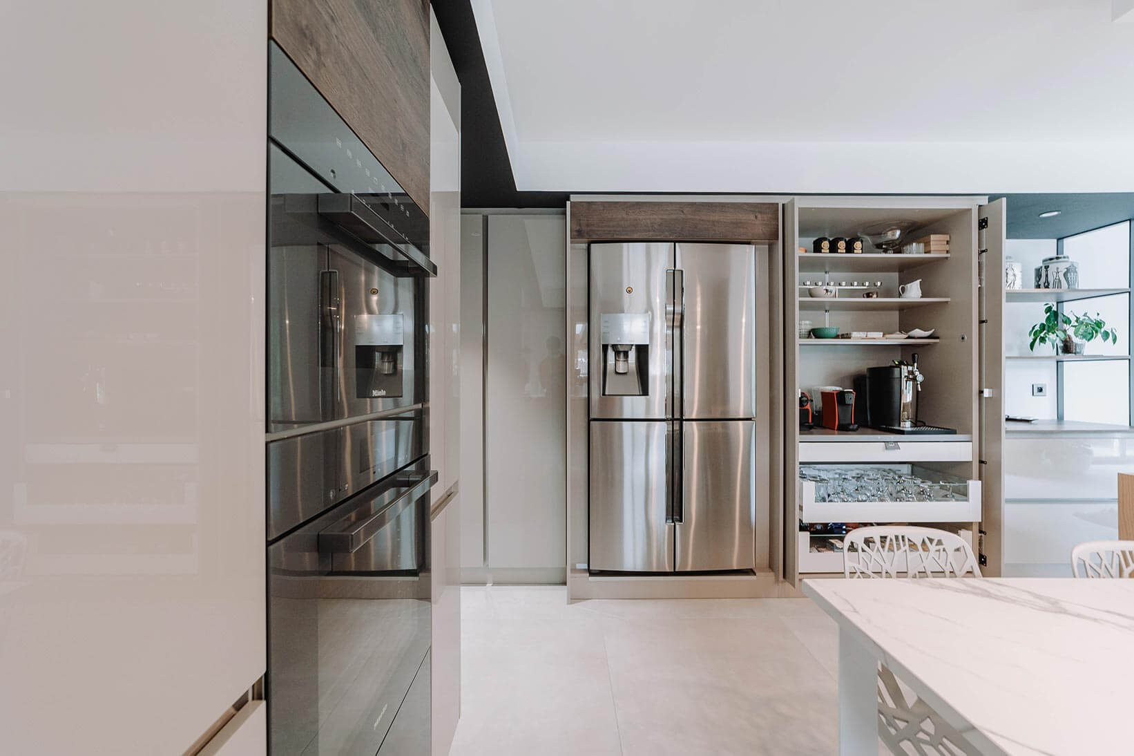 Aménagement d'intérieur global de maison à Bussigny près de Genève vue sur partie équipée de la cuisine