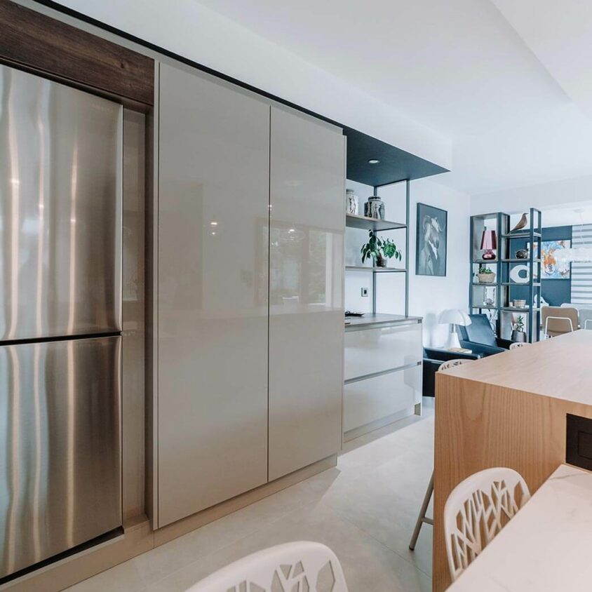 Aménagement d'intérieur global de maison à Bussigny près de Genève vue sur salon depuis la cuisine