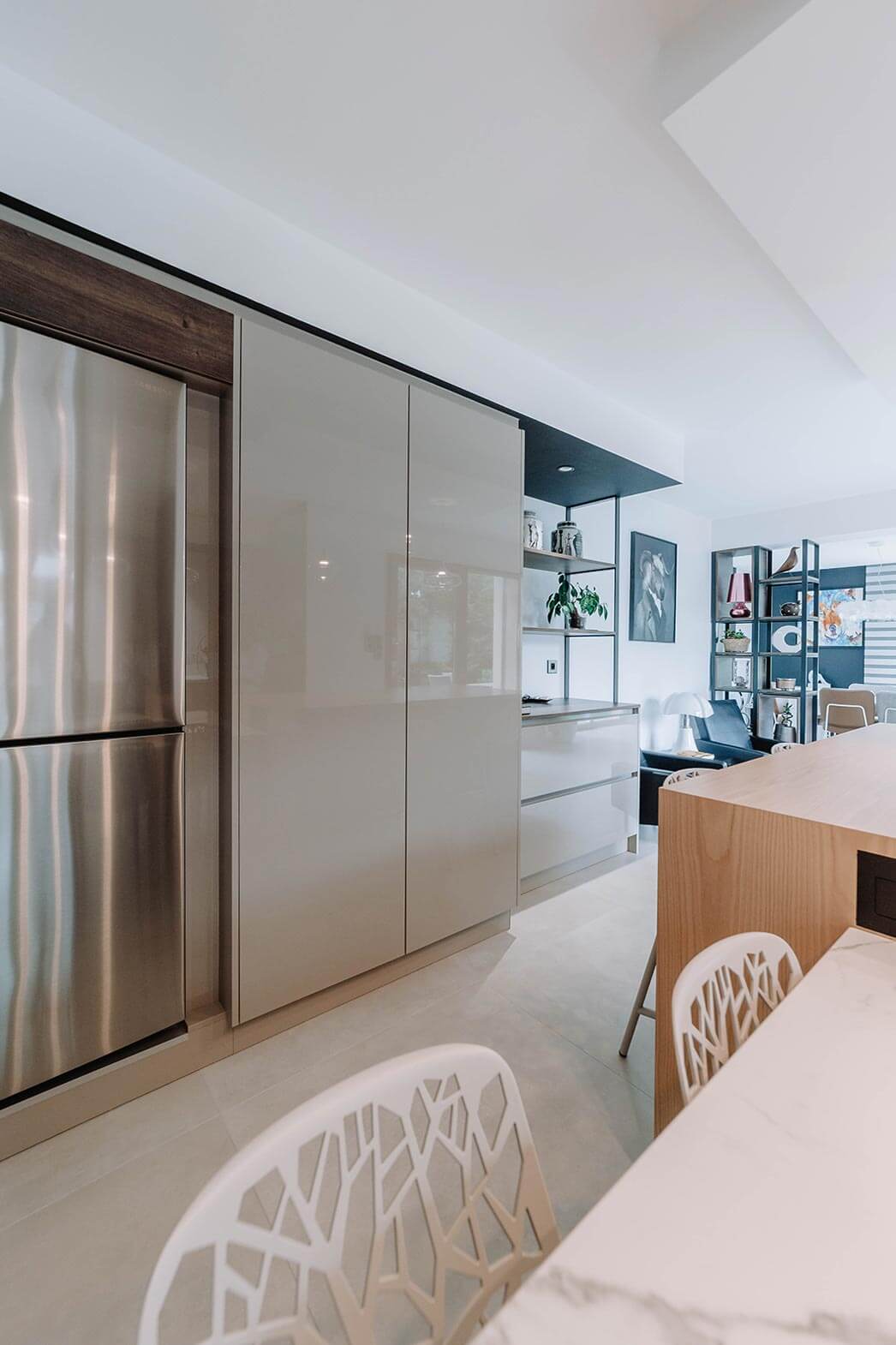 Aménagement d'intérieur global de maison à Bussigny près de Genève vue sur salon depuis la cuisine