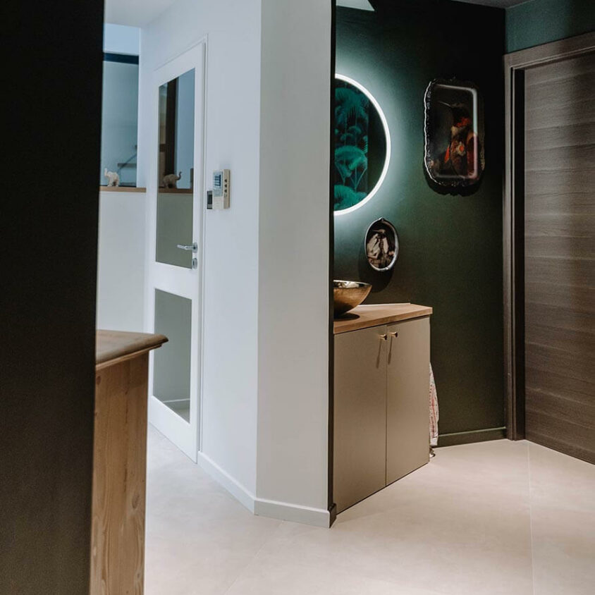 Aménagement d'un hall d'entrée avec lavabo pour un projet d'intérieur global de maison à Bussigny près de Genève