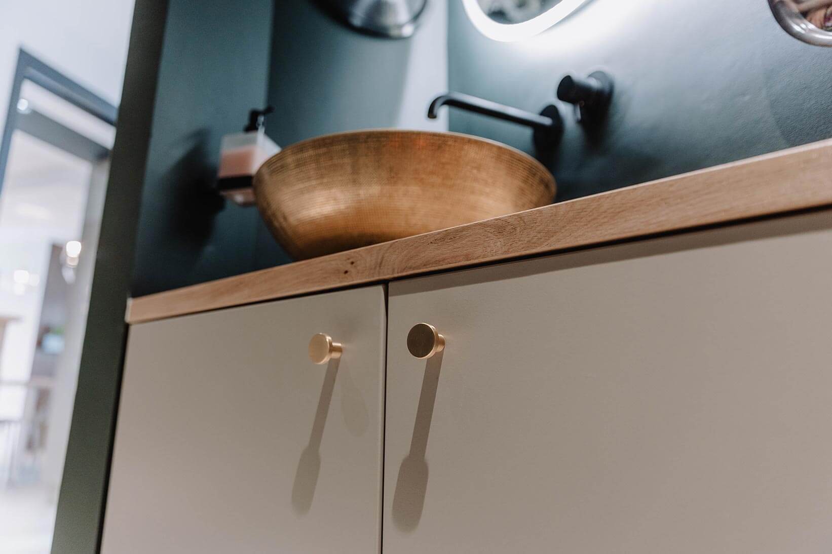 Aménagement d'un hall d'entrée avec lavabo pour un projet d'intérieur global de maison à Bussigny près de Genève