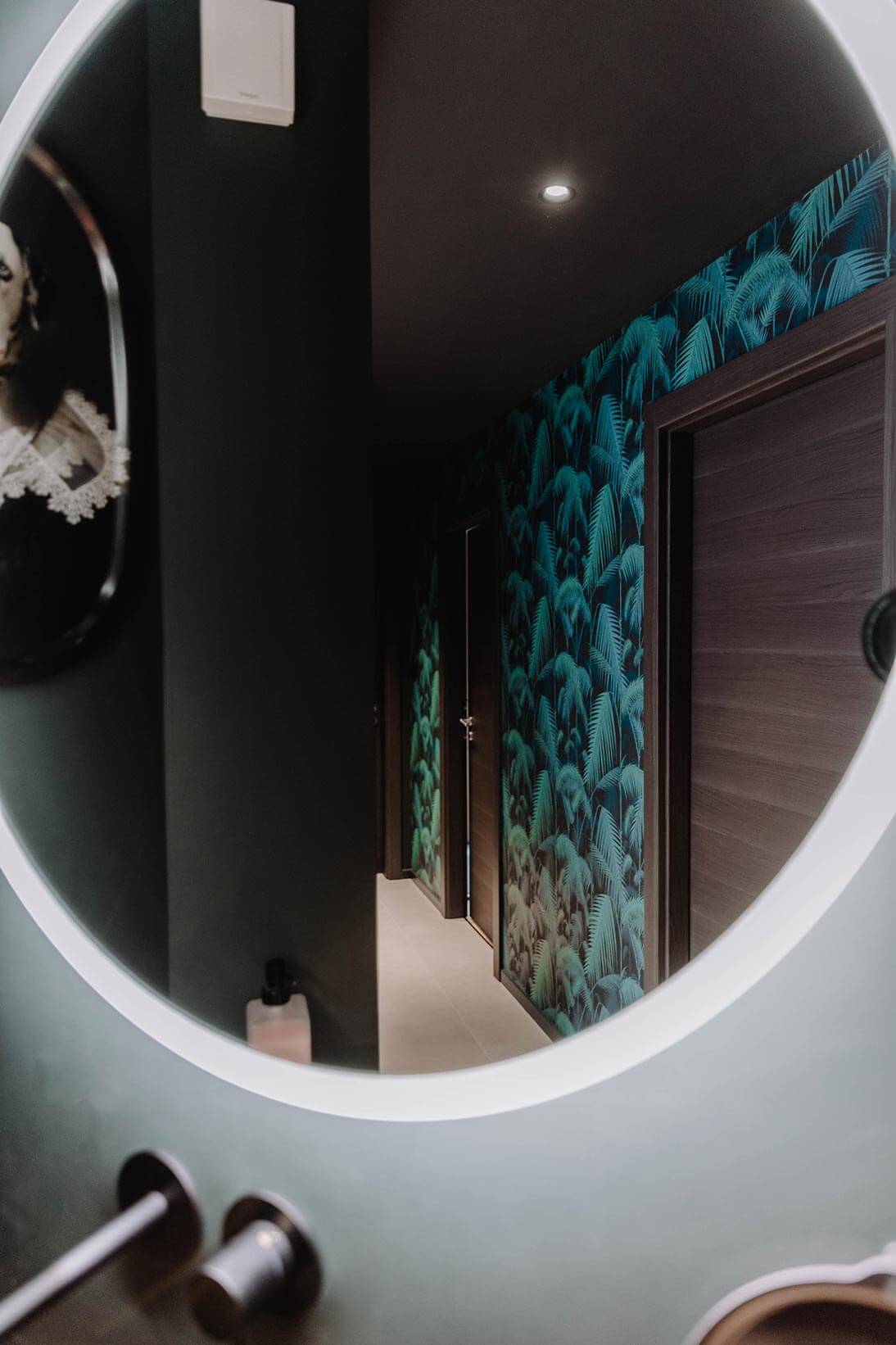 Aménagement d'un hall d'entrée avec toilettes pour un projet d'intérieur global de maison à Bussigny près de Genève