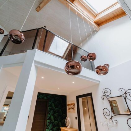 Aménagement d'intérieur global de maison à Bussigny près de Genève avec luminaires dans le hall d'entrée