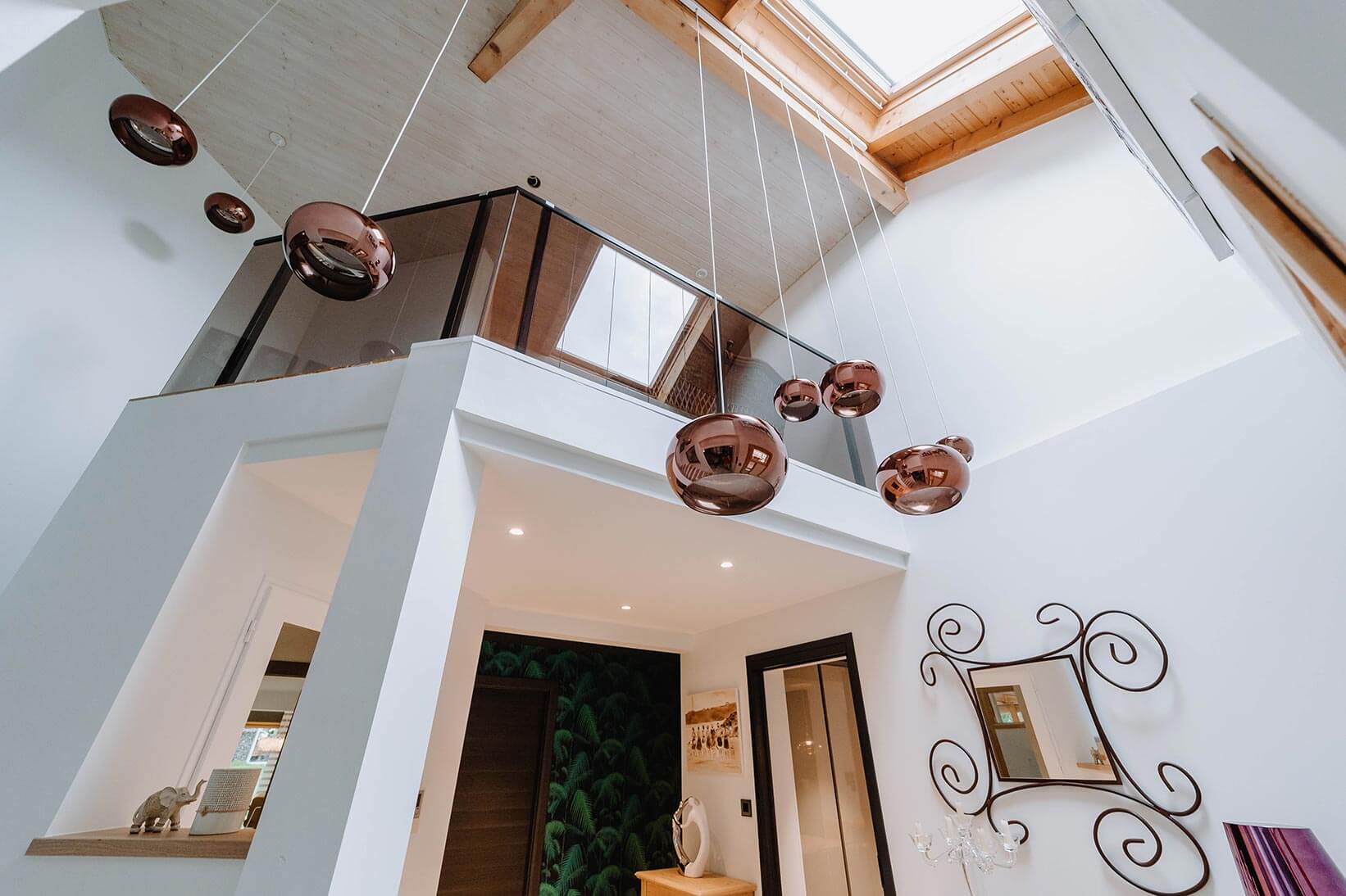 Aménagement d'intérieur global de maison à Bussigny près de Genève avec luminaires dans le hall d'entrée