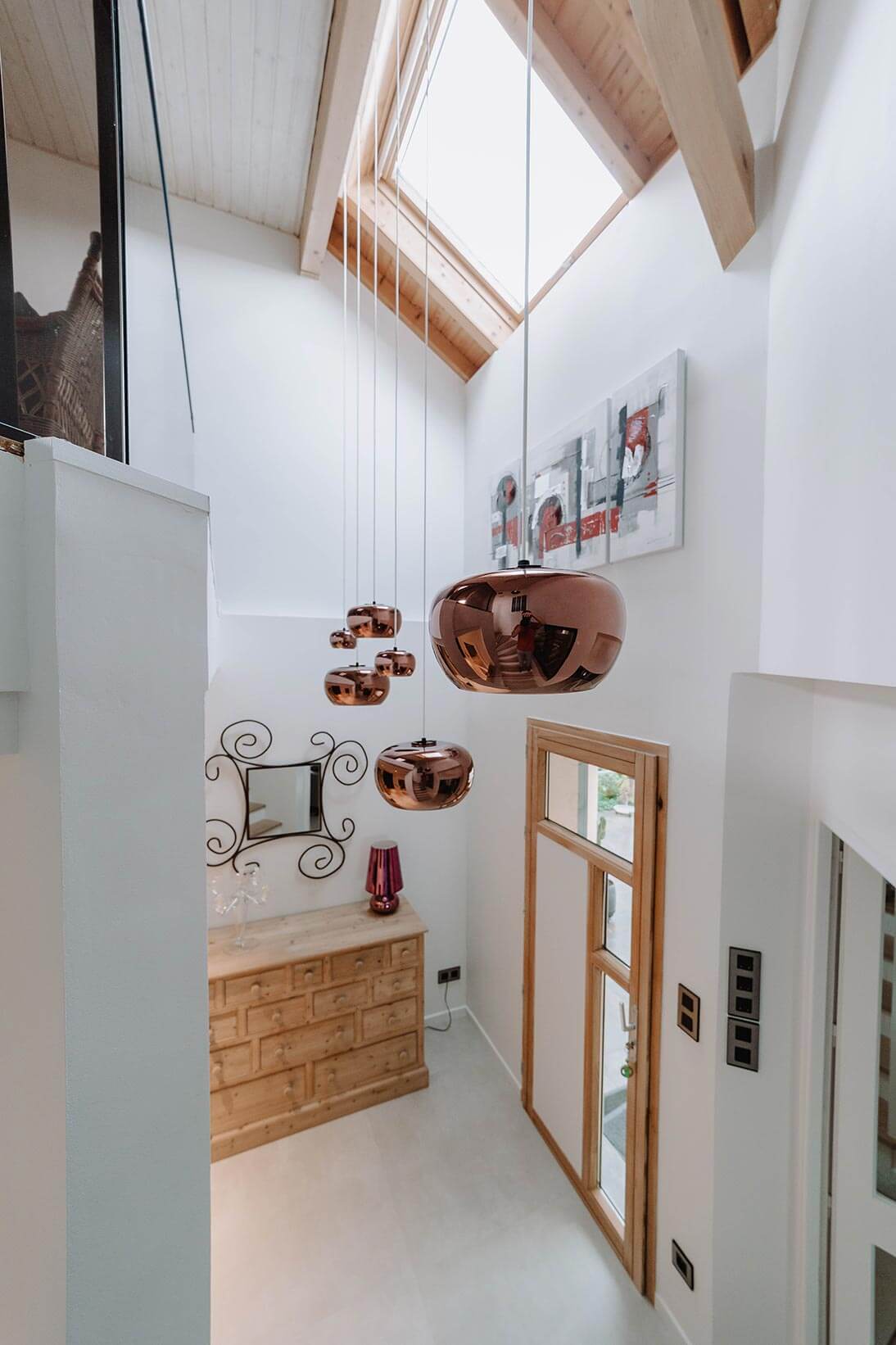 Aménagement d'intérieur global de maison à Bussigny près de Genève avec luminaires dans le hall d'entrée