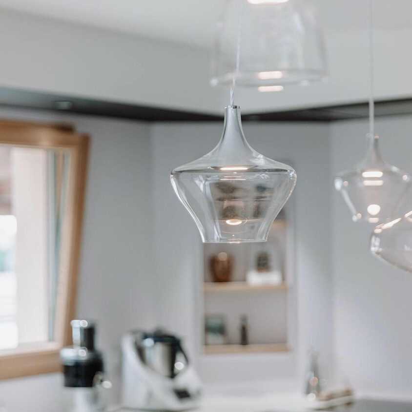 Aménagement d'intérieur global de maison à Bussigny près de Genève avec luminaires verre dans la cuisine