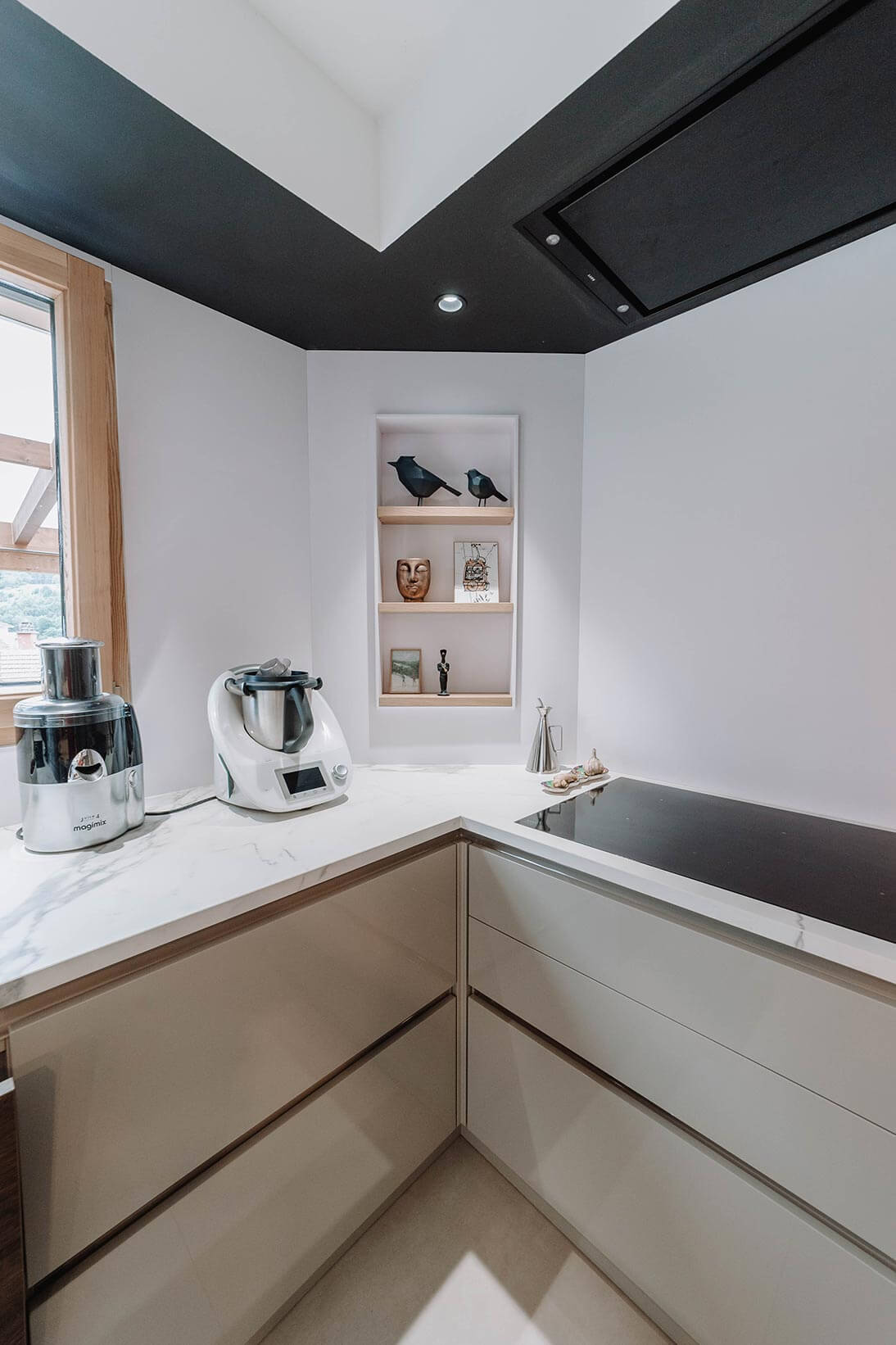 Aménagement d'intérieur global de maison à Bussigny près de Genève vue coin cuisine et niches murales