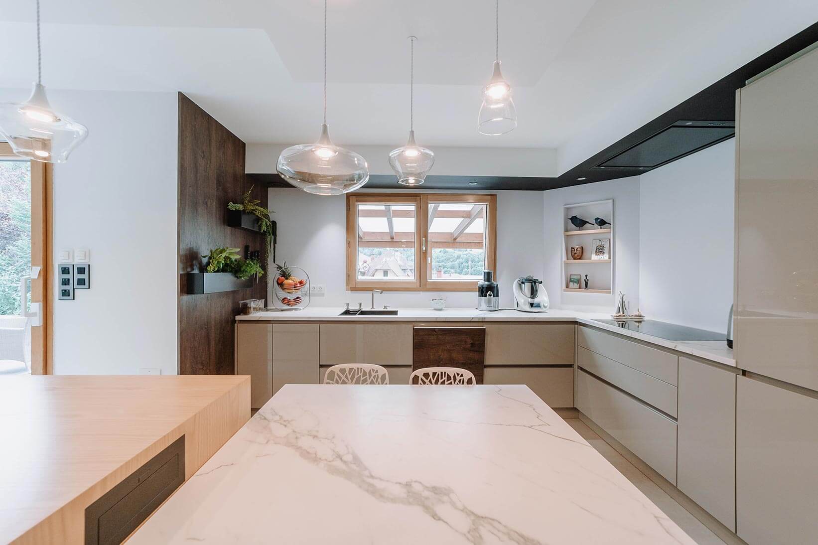 Aménagement d'intérieur global de maison à Bussigny près de Genève avec cuisine équipée sur mesure