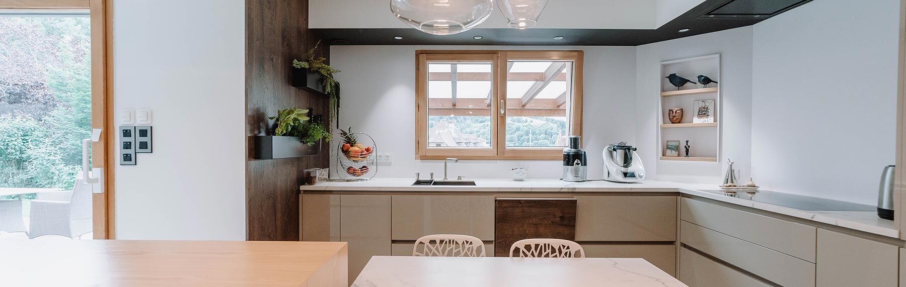 Aménagement d'intérieur global de maison à Bussigny près de Genève avec cuisine équipée sur mesure panoramique