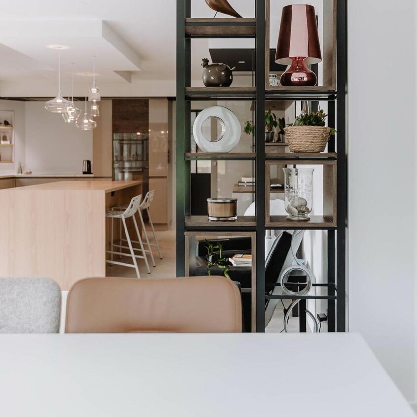 Aménagement d'intérieur global de maison à Bussigny près de Genève, vue sur étagère sur mesure depuis le salon