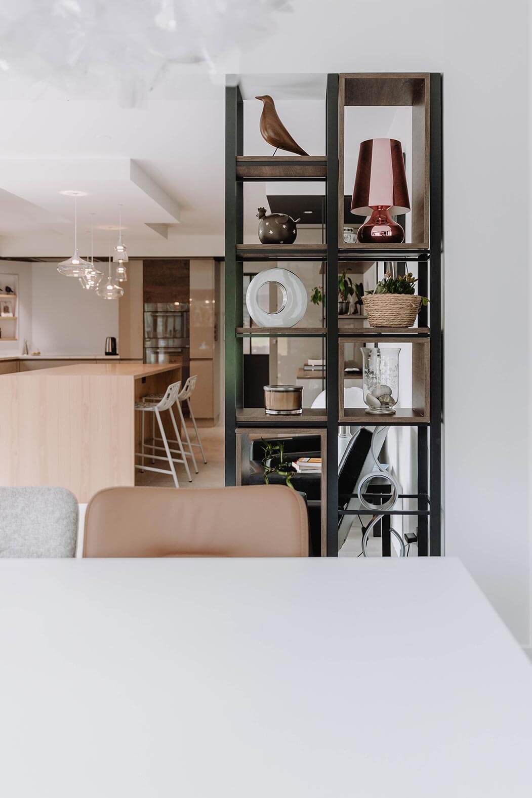 Aménagement d'intérieur global de maison à Bussigny près de Genève, vue sur étagère sur mesure depuis le salon