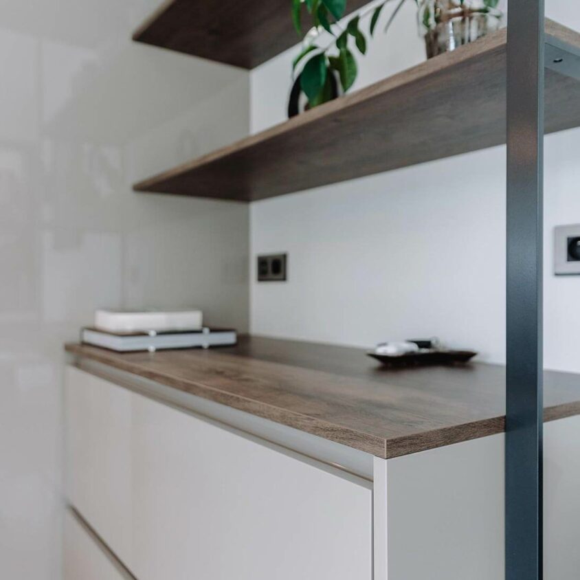 Aménagement d'intérieur global de maison à Bussigny près de Genève avec meuble de salon étagère sur mesure