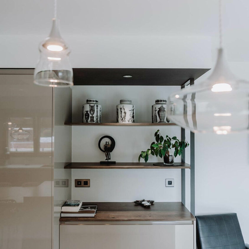 Aménagement d'intérieur global de maison à Bussigny près de Genève avec meuble de salon étagère sur mesure