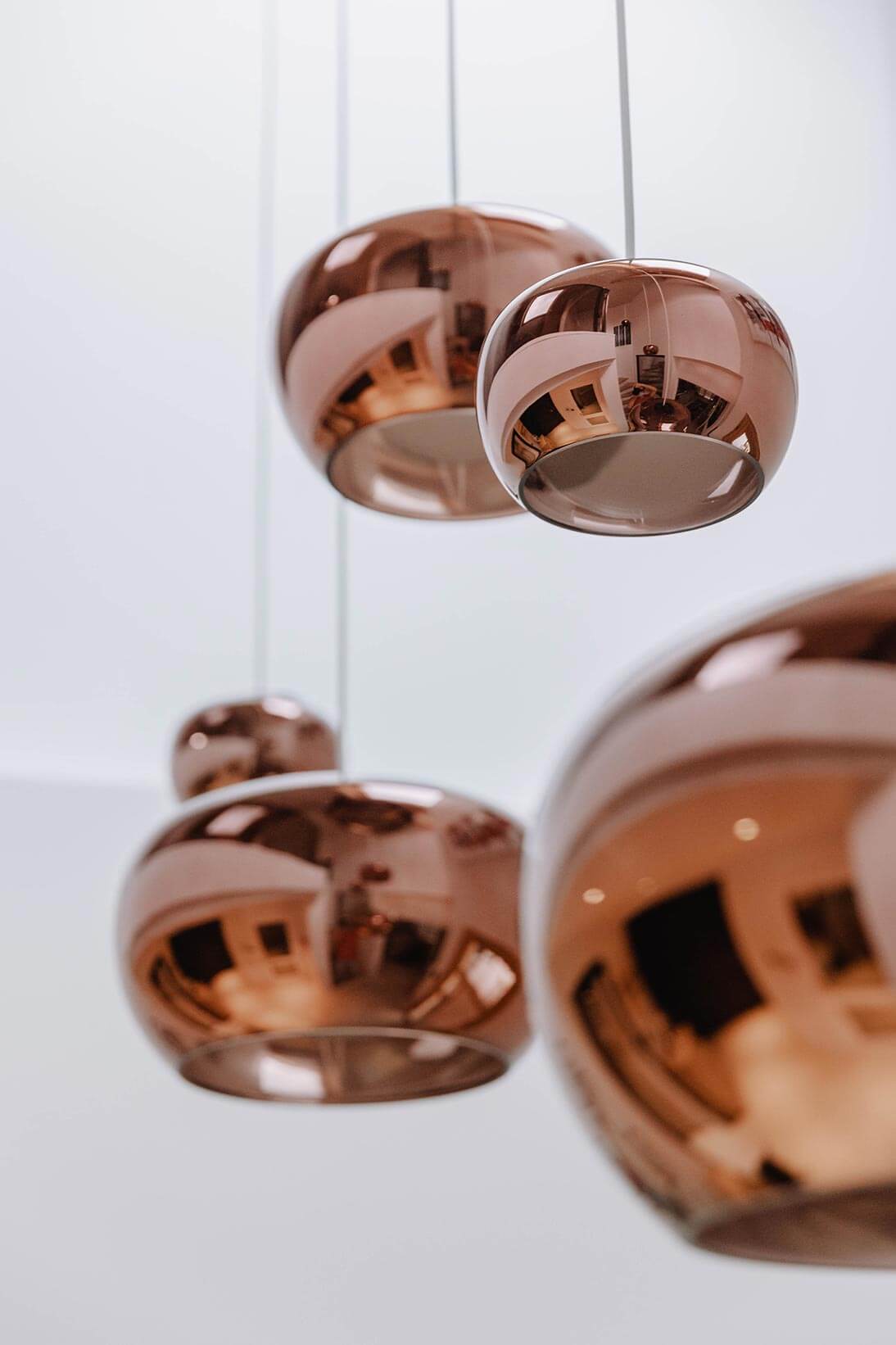 Aménagement d'intérieur global de maison à Bussigny près de Genève détail des luminaires dans le hall d'entrée