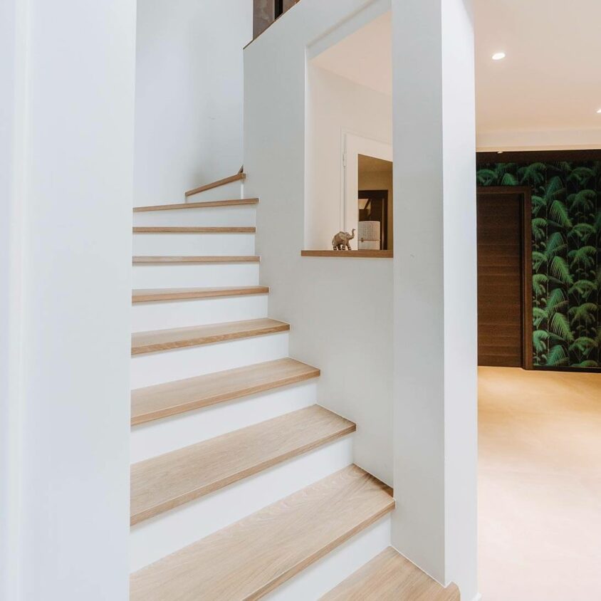 Aménagement d'intérieur global de maison à Bussigny près de Genève avec création des marches de l'escalier dans le hall d'entrée