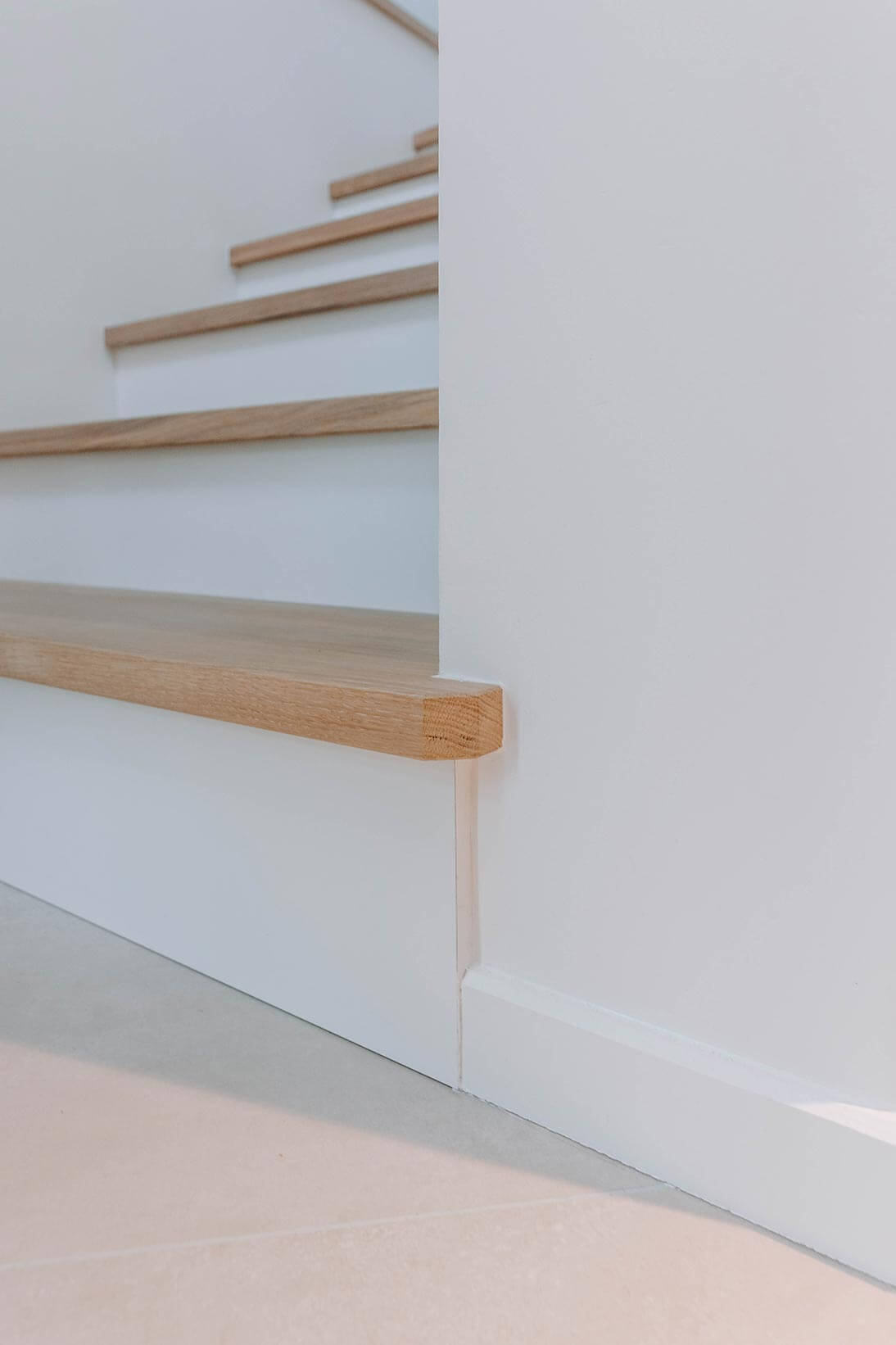 Aménagement d'intérieur global de maison à Bussigny près de Genève avec création des marches de l'escalier dans le hall d'entrée