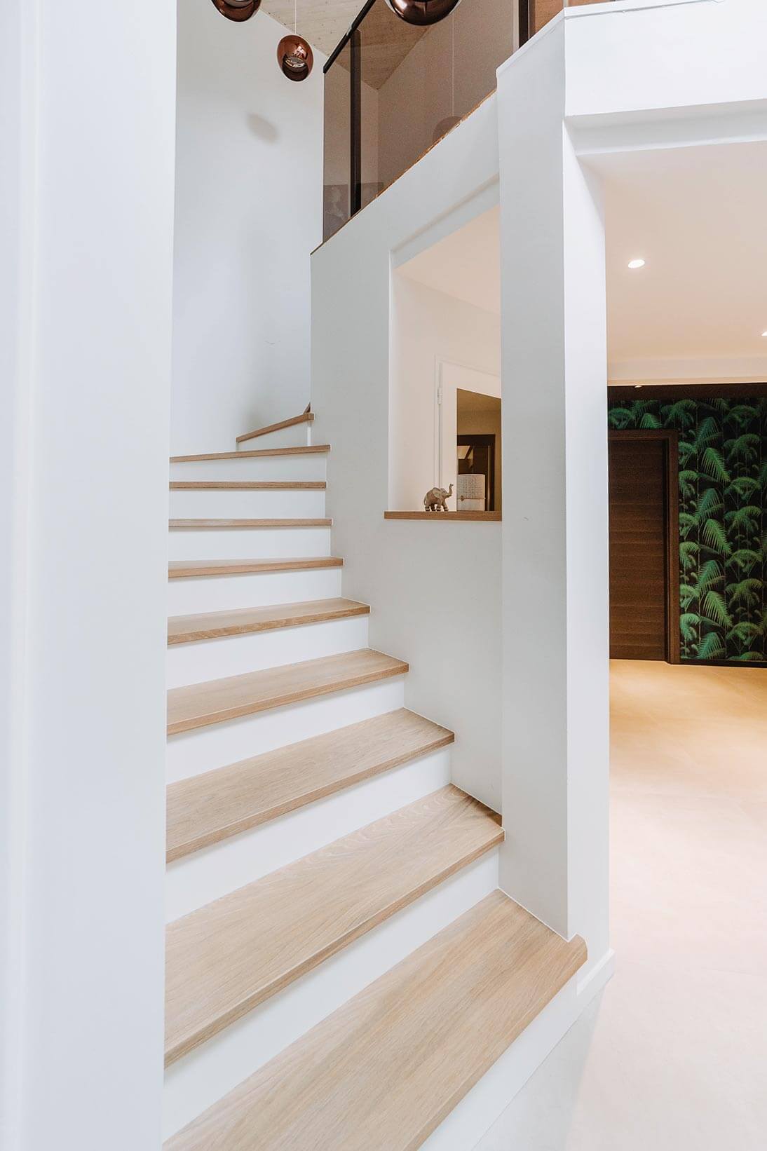 Aménagement d'intérieur global de maison à Bussigny près de Genève avec création des marches de l'escalier dans le hall d'entrée