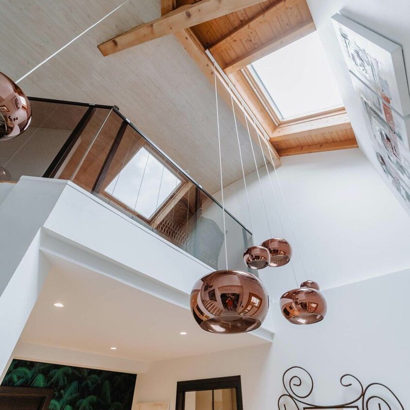 Aménagement d'intérieur global de maison à Bussigny près de Genève avec luminaires dans le hall d'entrée