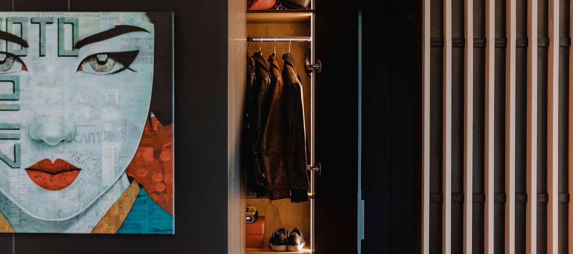 Aménagement global d'un appartement à Luxembourg avec mobilier noir