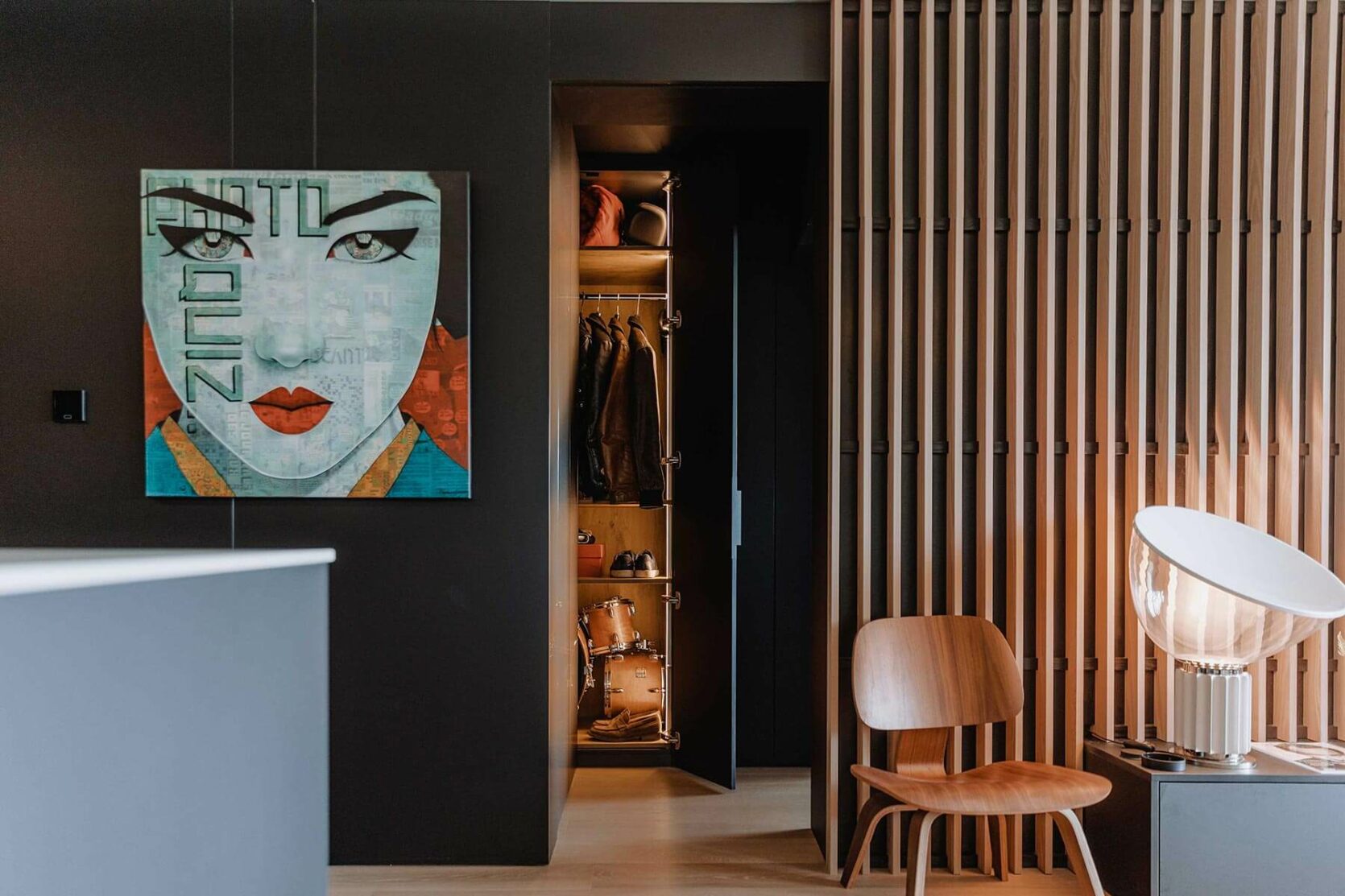 Aménagement intérieur global d'un appartement à Luxembourg avec salon, meuble TV, armoire, cuisine