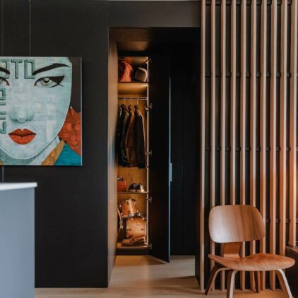 Aménagement intérieur global d'un appartement à Luxembourg avec salon, meuble TV, armoire, cuisine