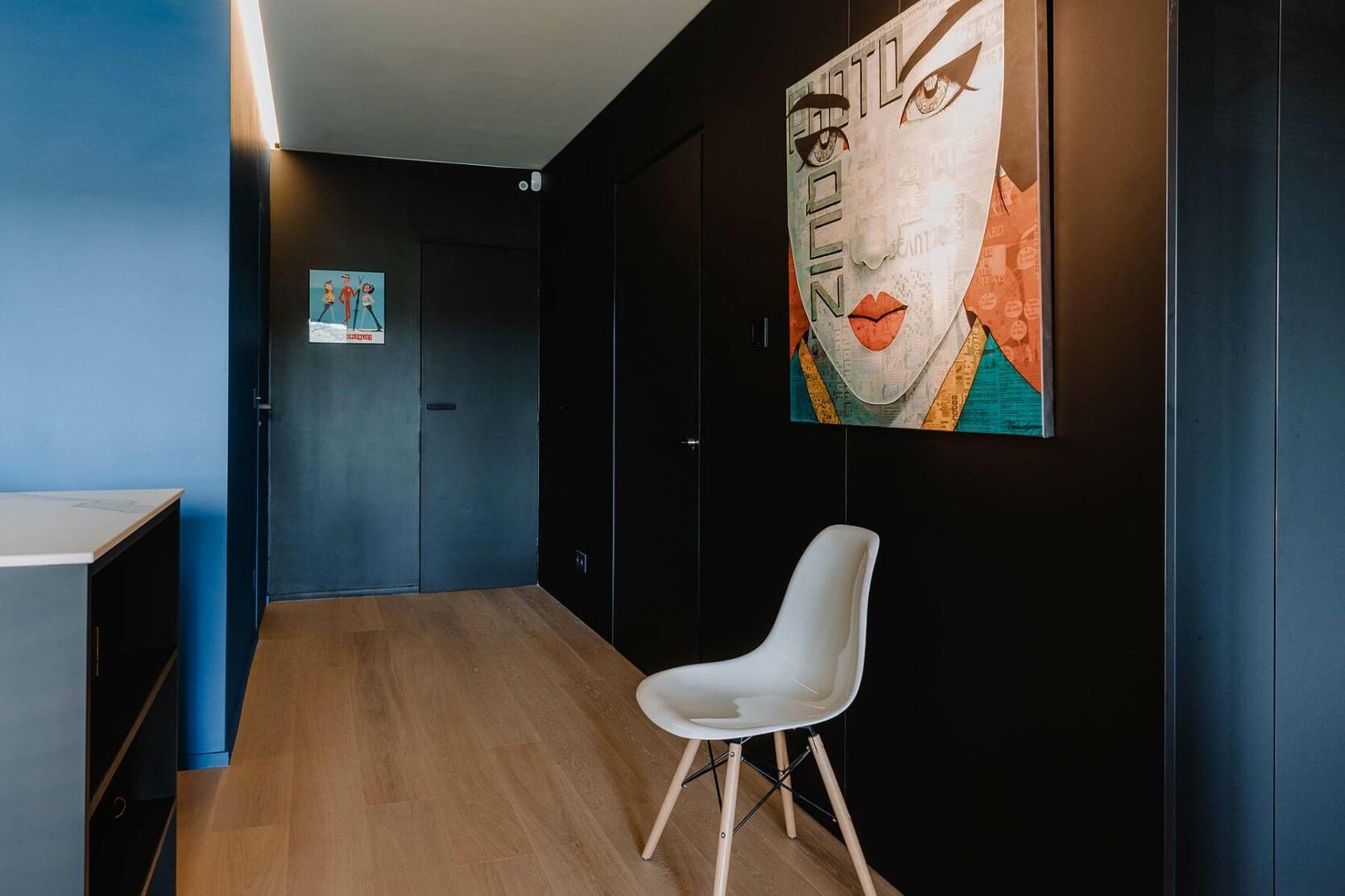 Aménagement intérieur global d'un appartement à Luxembourg avec salon, meuble TV, armoire, cuisine