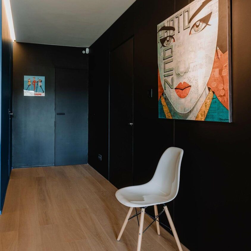 Aménagement intérieur global d'un appartement à Luxembourg avec salon, meuble TV, armoire, cuisine