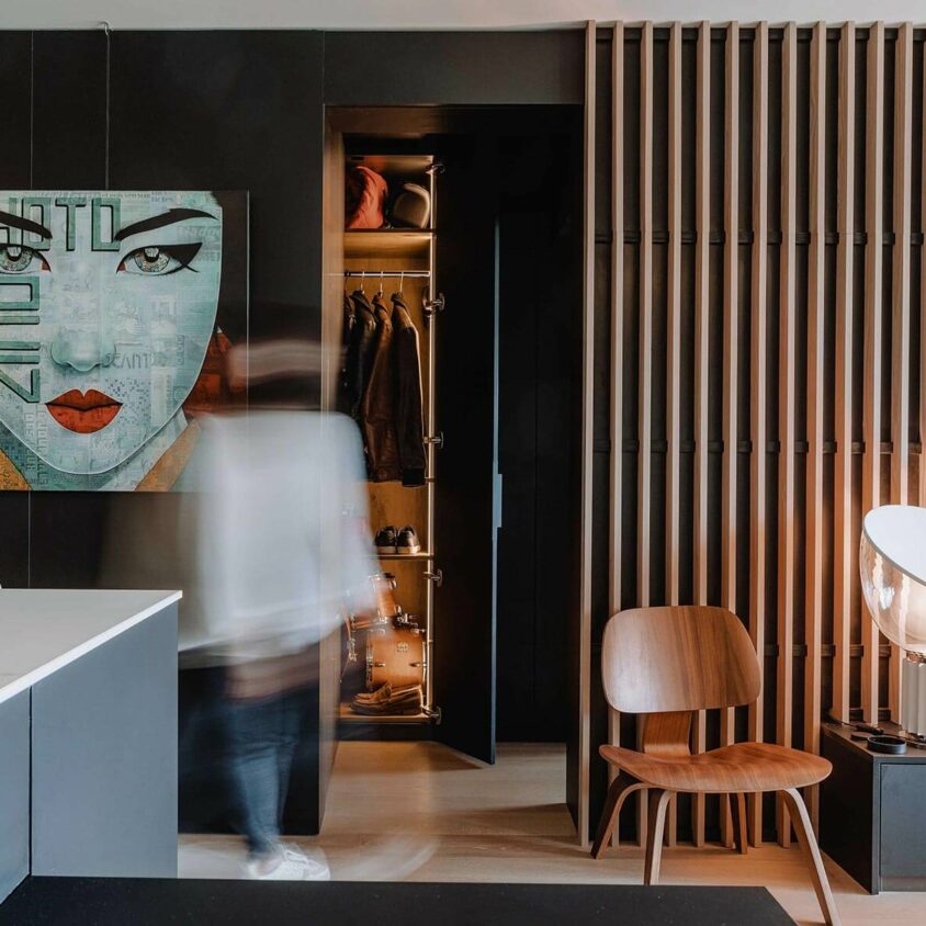 Aménagement intérieur global d'un appartement à Luxembourg avec salon, meuble TV, armoire, cuisine