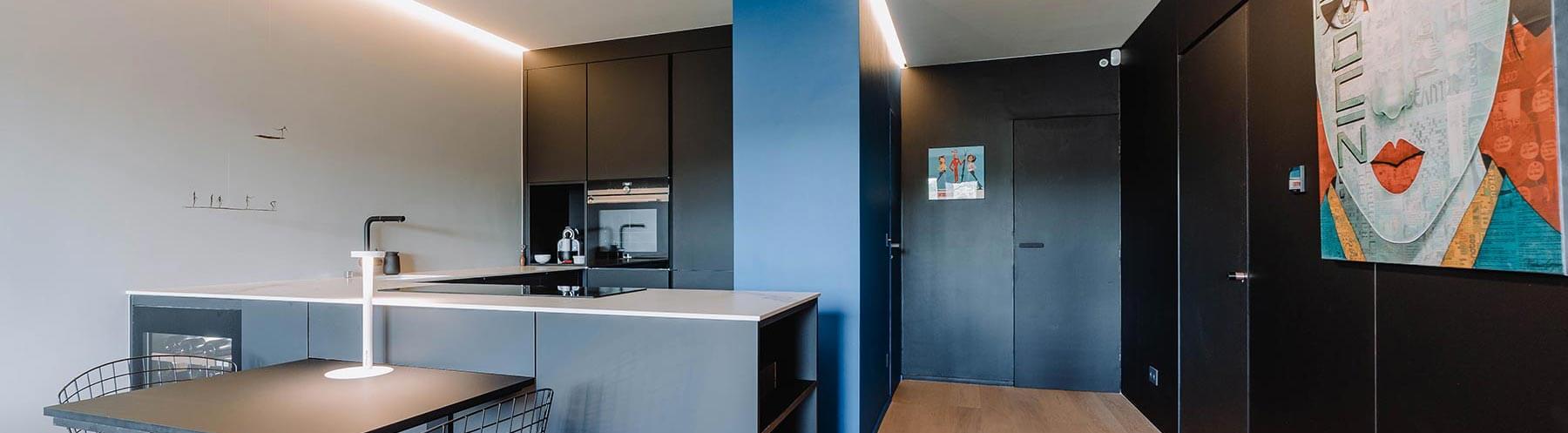 Aménagement global d'un appartement à Luxembourg avec mobilier noir