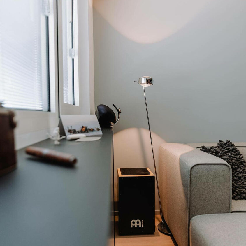 Aménagement intérieur d'un salon avec meubles sur mesure
