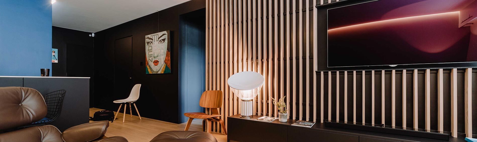 Aménagement intérieur global d'un appartement à Luxembourg avec salon, meuble TV, armoire, cuisine, chambre