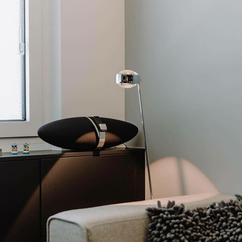 Aménagement intérieur d'un salon détail enceinte et lampe