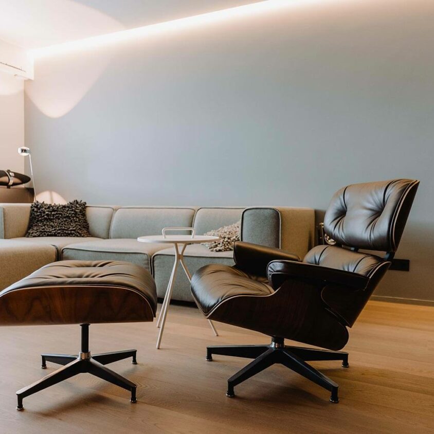 Aménagement intérieur d'un salon avec meuble TV bas