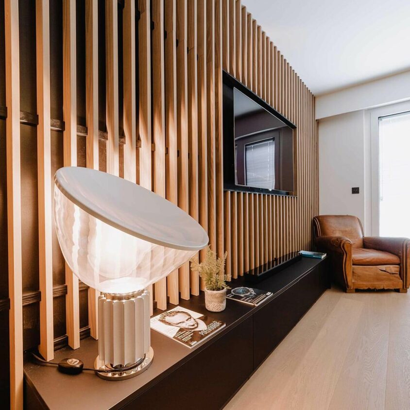 Aménagement intérieur d'un salon avec meuble TV bas