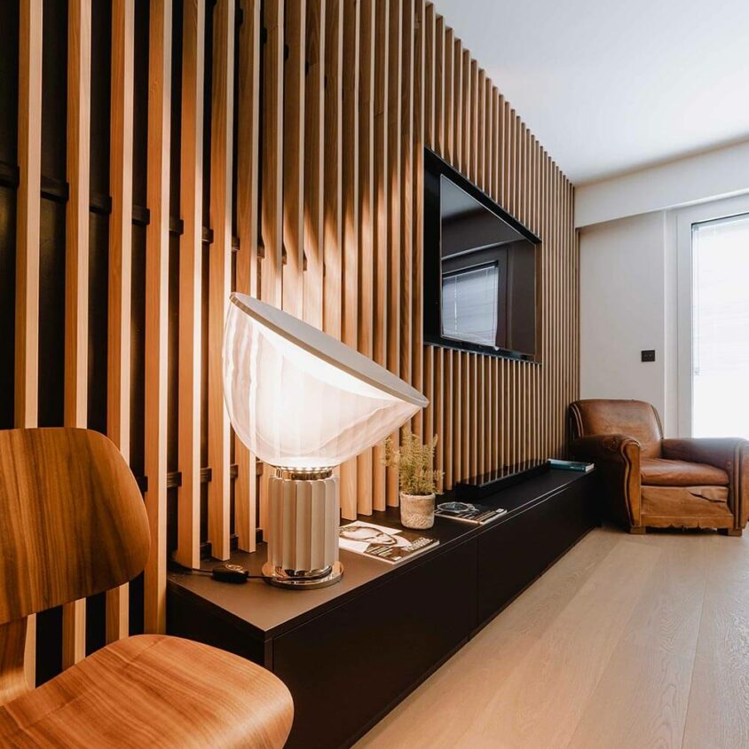 Aménagement intérieur d'un salon avec meuble TV bas
