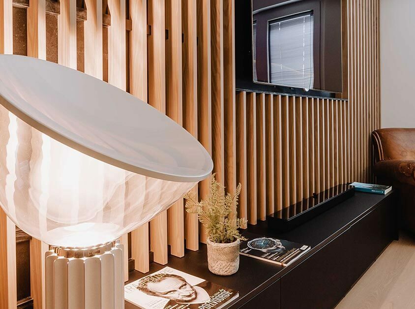 Aménagement intérieur d'un salon avec meuble TV bas